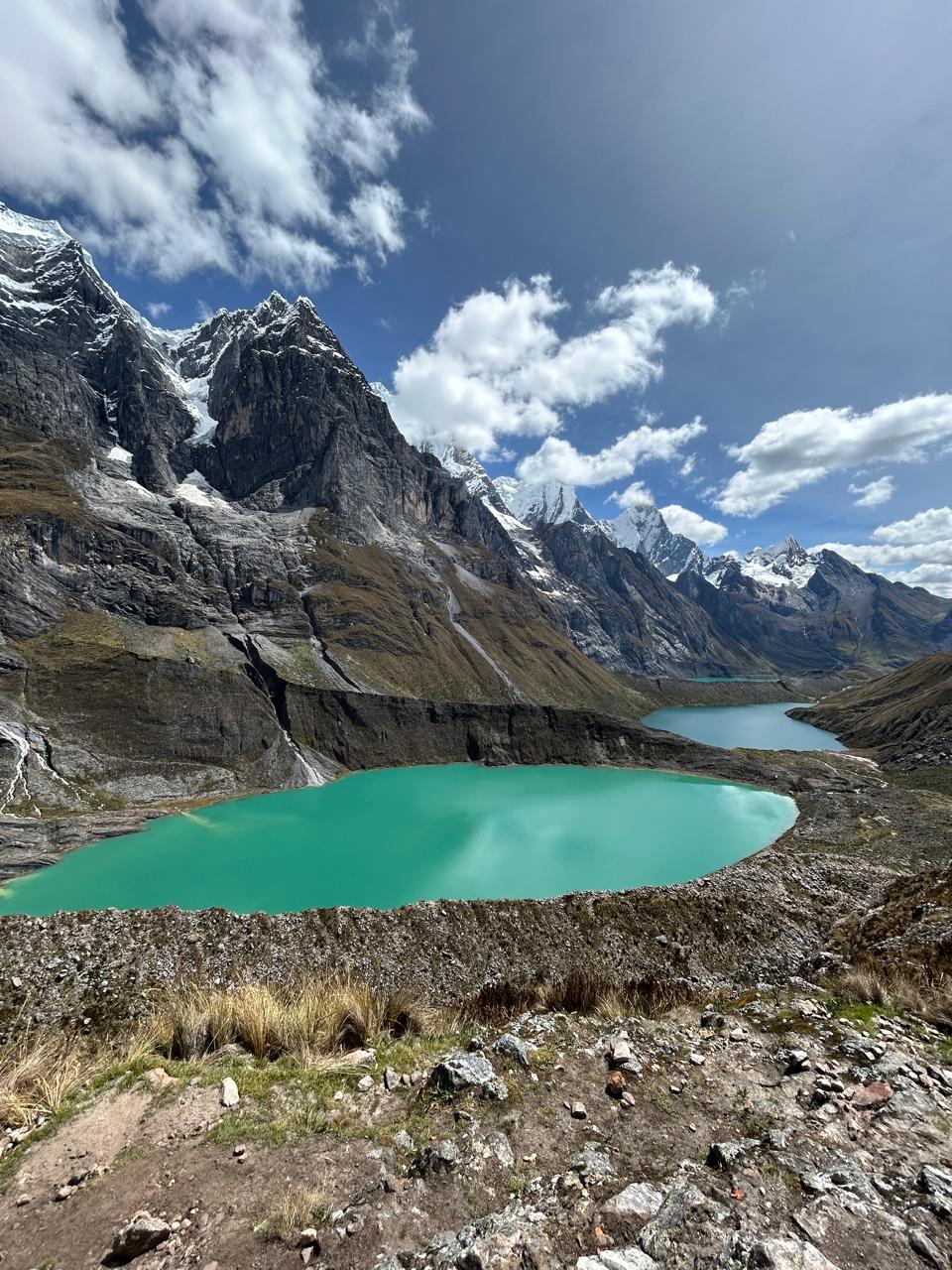 Trekking en la Cordillera Huayhuash con vistas glaciares