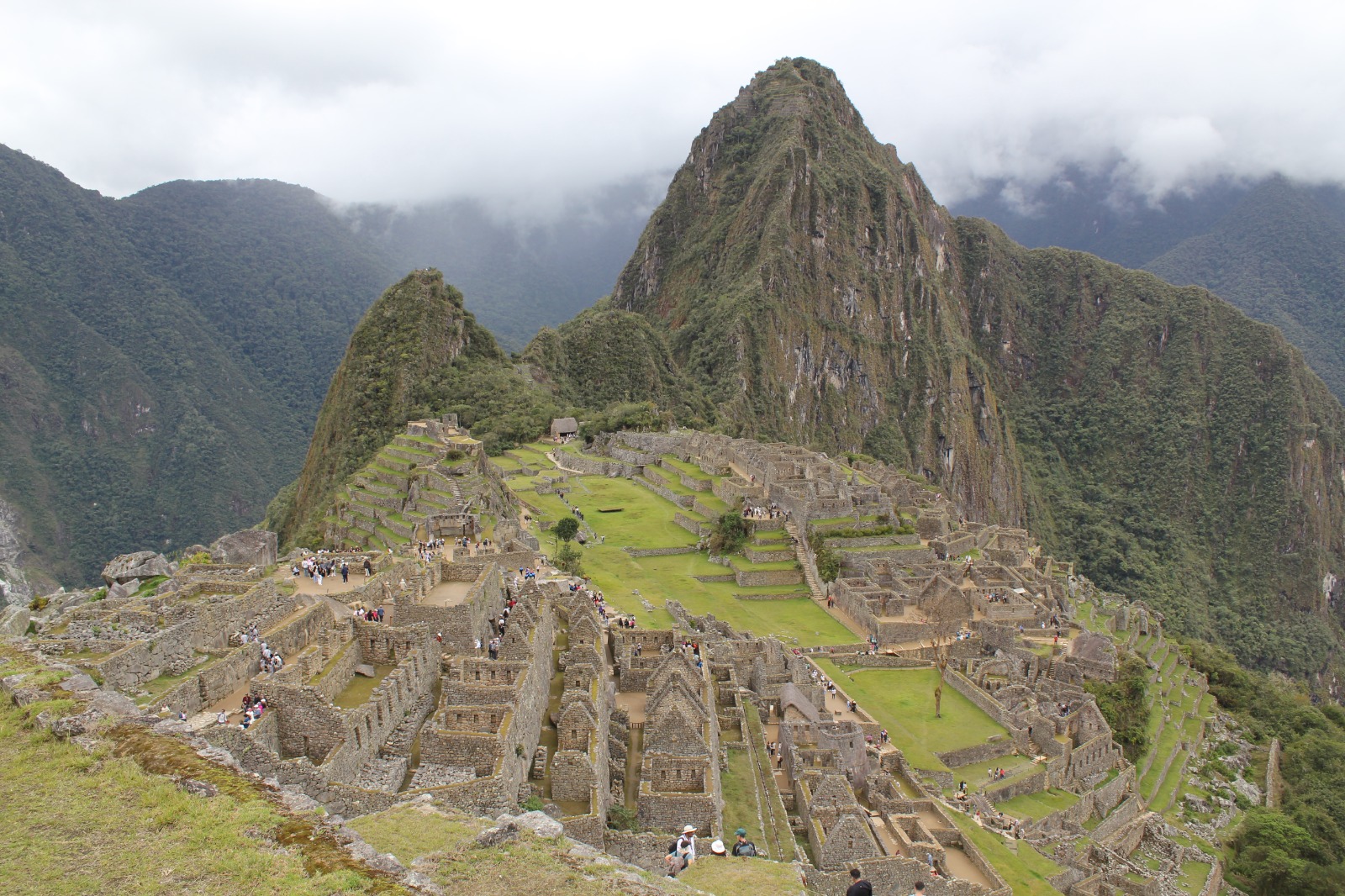 Machu Picchu al amanecer con niebla matutina