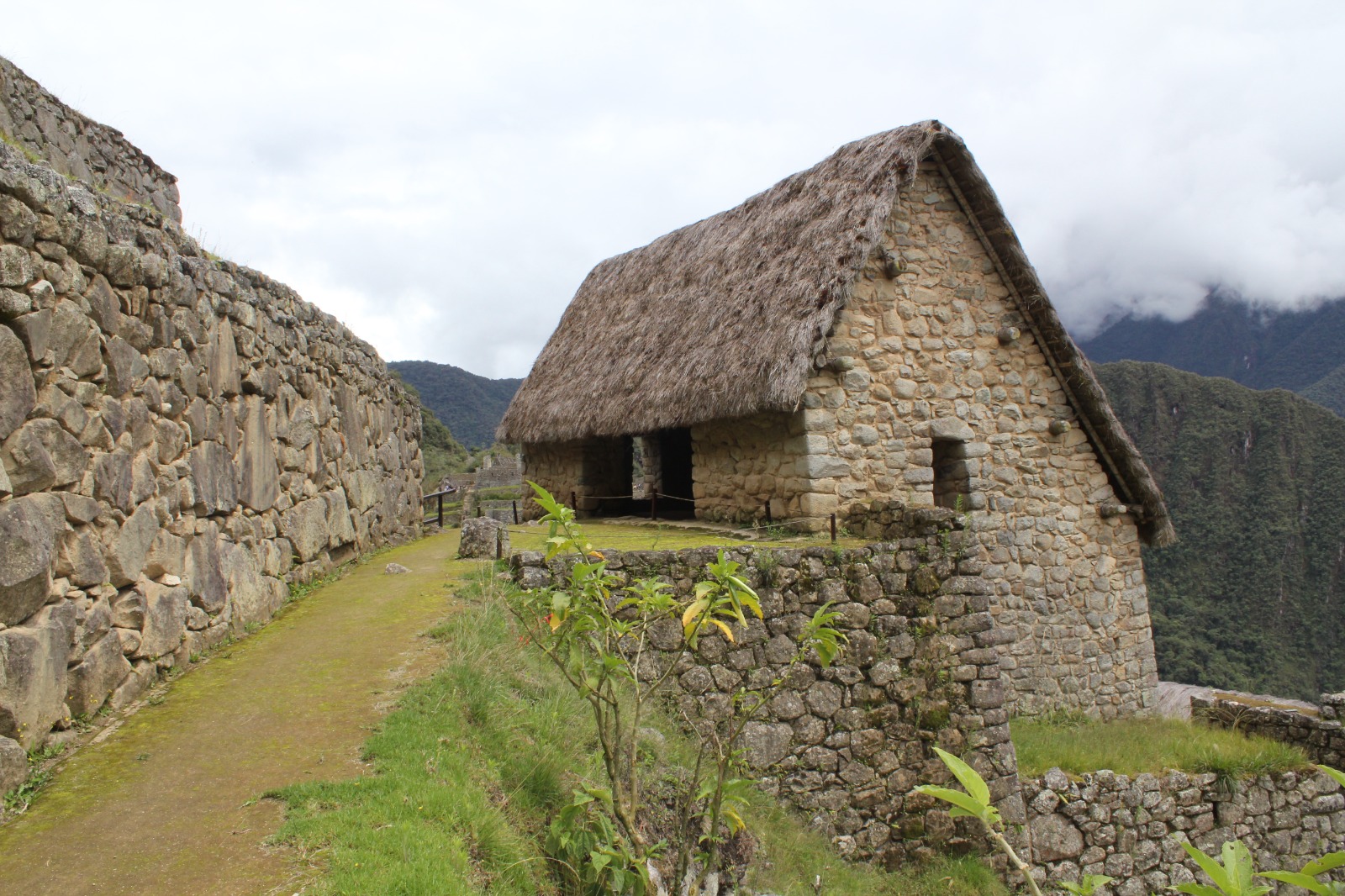 cabaña tradicional inca en machu picchu